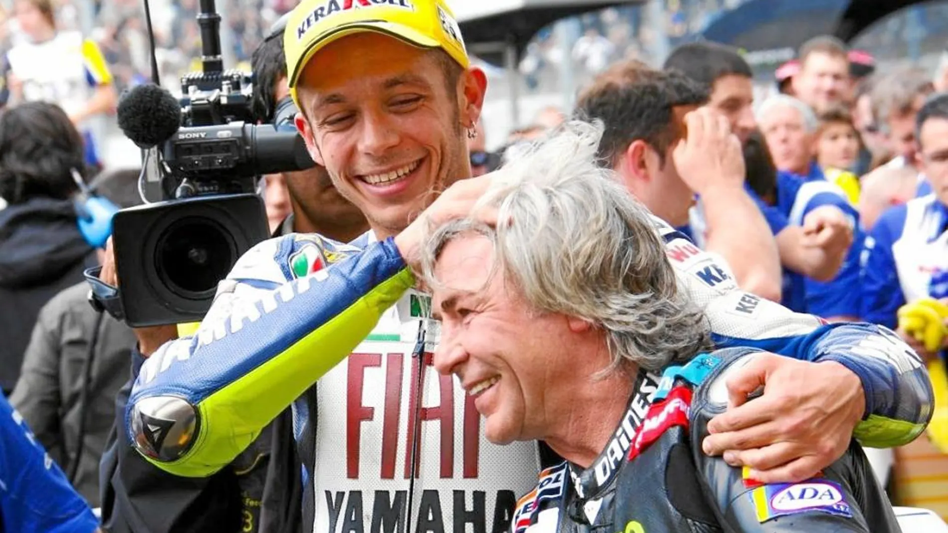 Valentino Rossi bromea con Ángel Nieto en una carrera