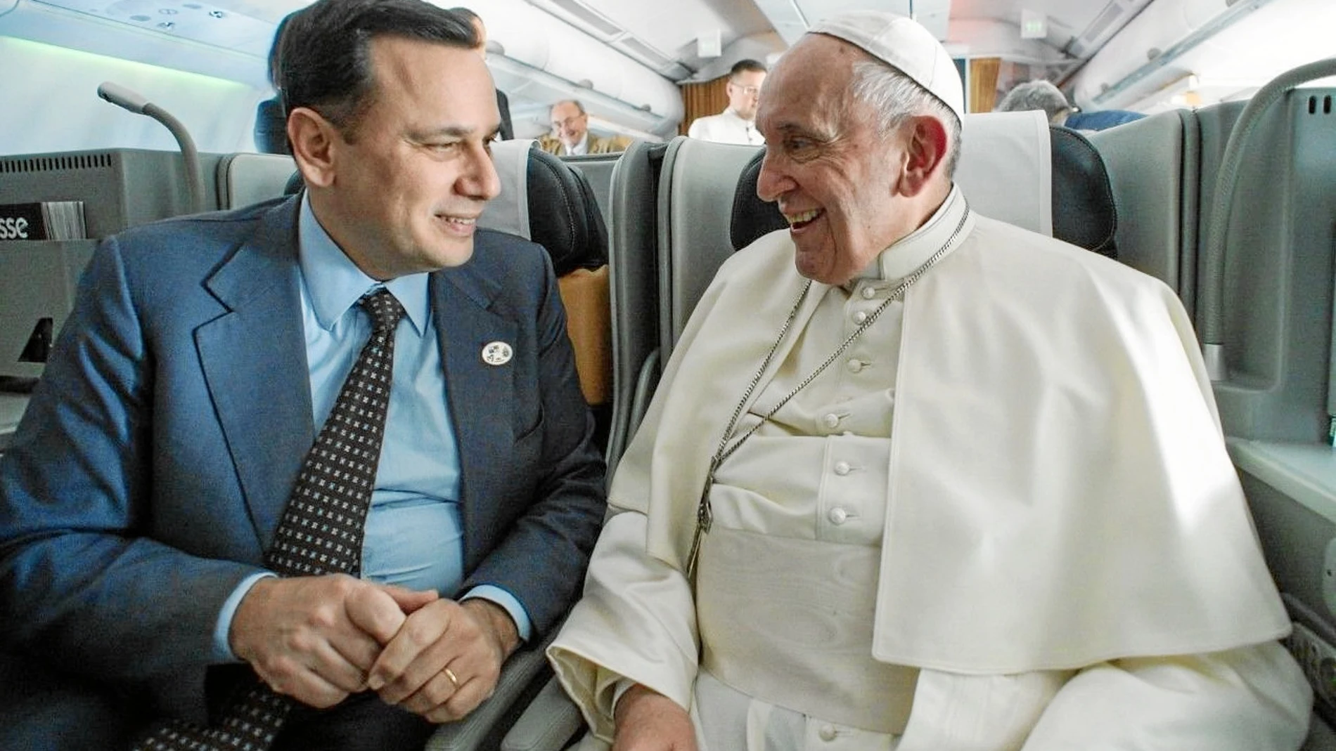 Andrea Monda y el Papa Francisco a bordo del avión papal Investigación Agraria en Córcega