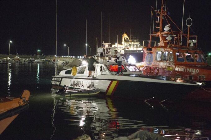 Llegada de una embarcación con inmigrantes anoche en el puerto de Motril.