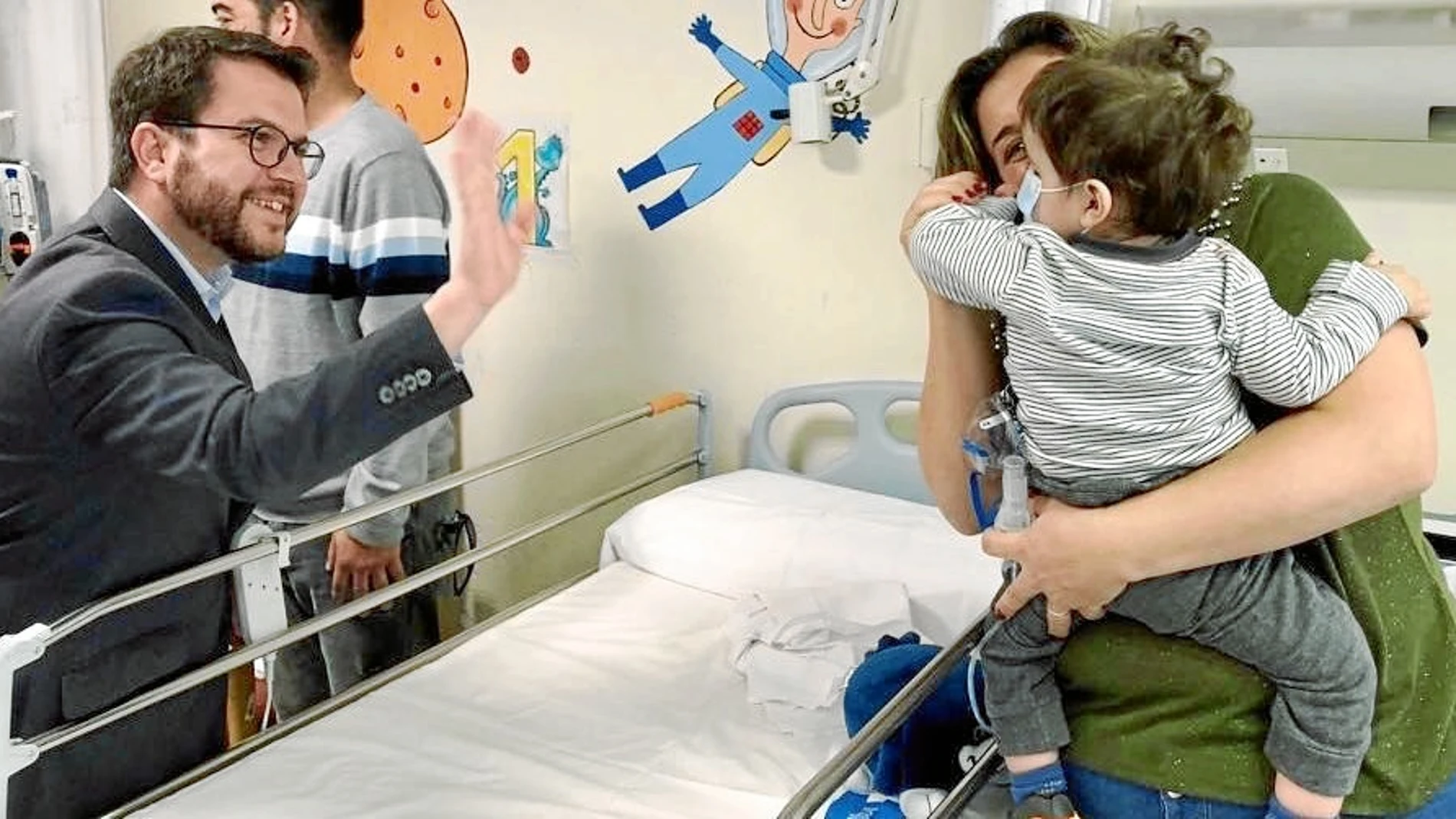 El vicepresident Pere Aragonès saluda a Lucas, un niño de dos años que acaba de recibir un pulmón