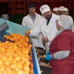 El presidente del Gobierno murciano, Fernando López Miras, ayer durante su visita a la empresa «Molinense Producciones Naturales», situada en Molina de Segura