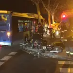  Muere un motorista tras quedar atrapado bajo las ruedas de un autobús