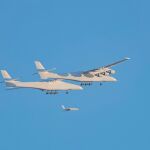 El Stratolaunch, el avión más grande del mundo, en pleno vuelo