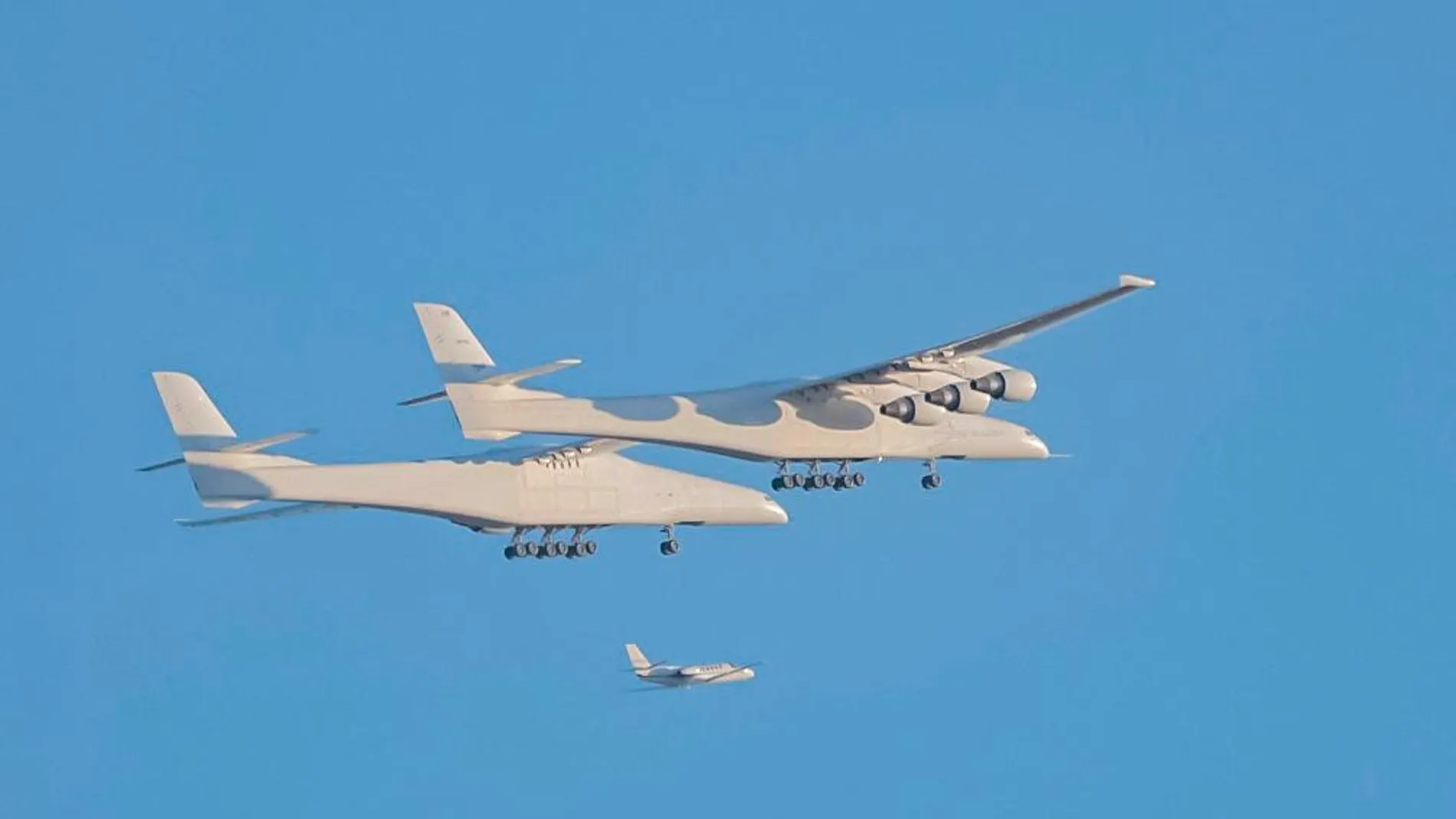 El Stratolaunch, el avión más grande del mundo, en pleno vuelo