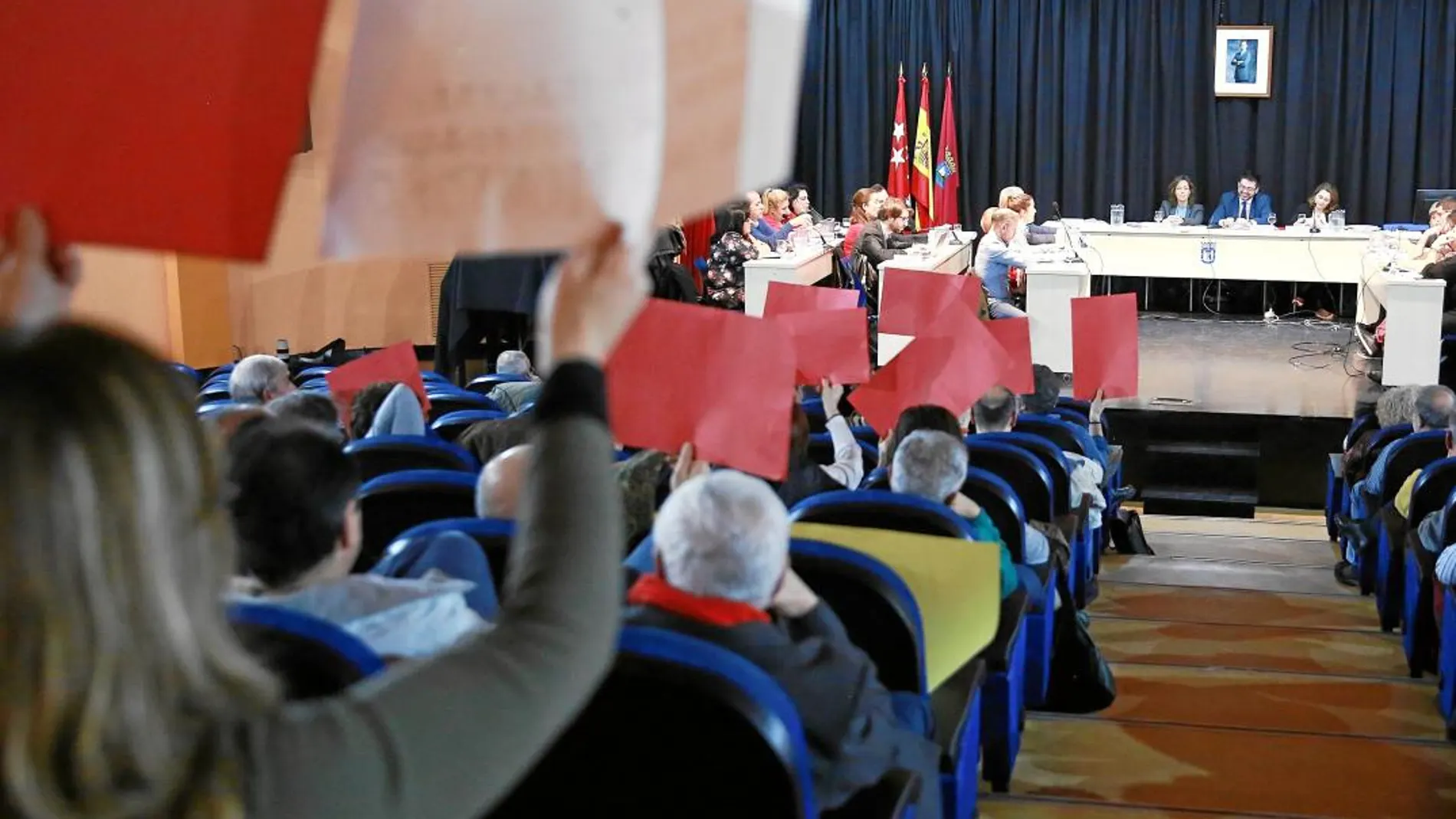 Decenas de vecinos acudieron ayer al Pleno de Vicálvaro para expresar su apoyo a Sánchez Mato