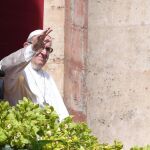El Papa Francisco saluda antes de la bendición "Urbi et Orbi"
