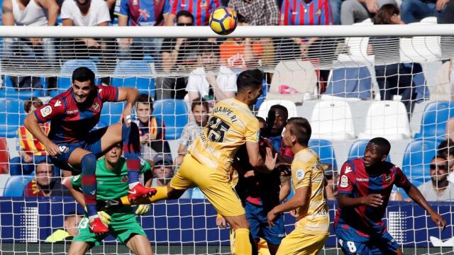 El defensa del Levante Chema Rodríguez (i) disputa un balón con el jugador del Levante Juan Pedro Ramírez (2i) durante el partido correspondiente a la undécima jornada de LaLiga Santander