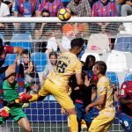 El defensa del Levante Chema Rodríguez (i) disputa un balón con el jugador del Levante Juan Pedro Ramírez (2i) durante el partido correspondiente a la undécima jornada de LaLiga Santander