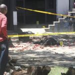 El cuerpo de una de las mujeres en la entrada de la comisaría