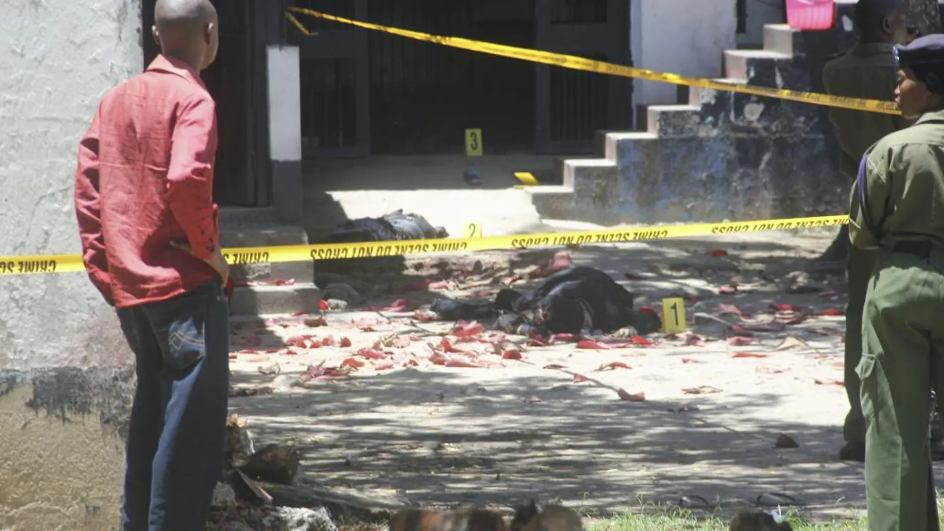 El cuerpo de una de las mujeres en la entrada de la comisaría