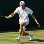 El tenista austrialiano Alex de Minaur durante su encuentro de la primera ronda del torneo de Wimbledon. EFE/ Sean Dempsey
