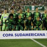 Fotografía del 23 de noviembre de 2016, de jugadores del Chapecoense quienes posan al inicio del partido de vuelta por las semifinales de la Copa Sudamericana, en la Arena Condá de Chapecó (Brasil)