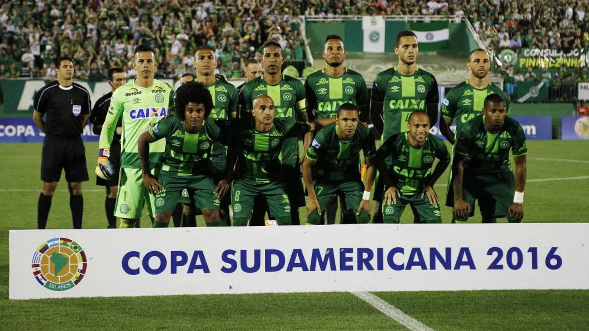 Fotografía del 23 de noviembre de 2016, de jugadores del Chapecoense quienes posan al inicio del partido de vuelta por las semifinales de la Copa Sudamericana, en la Arena Condá de Chapecó (Brasil)