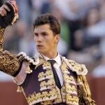 Luque saluda, satisfecho, con la oreja del sexto