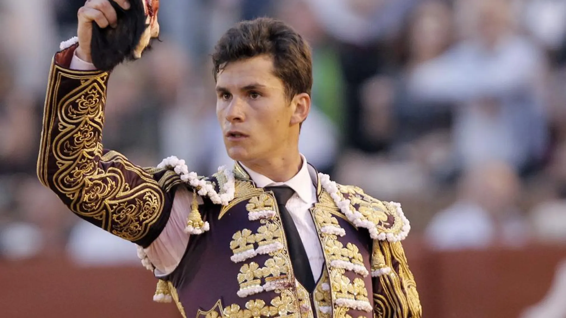 Luque saluda, satisfecho, con la oreja del sexto