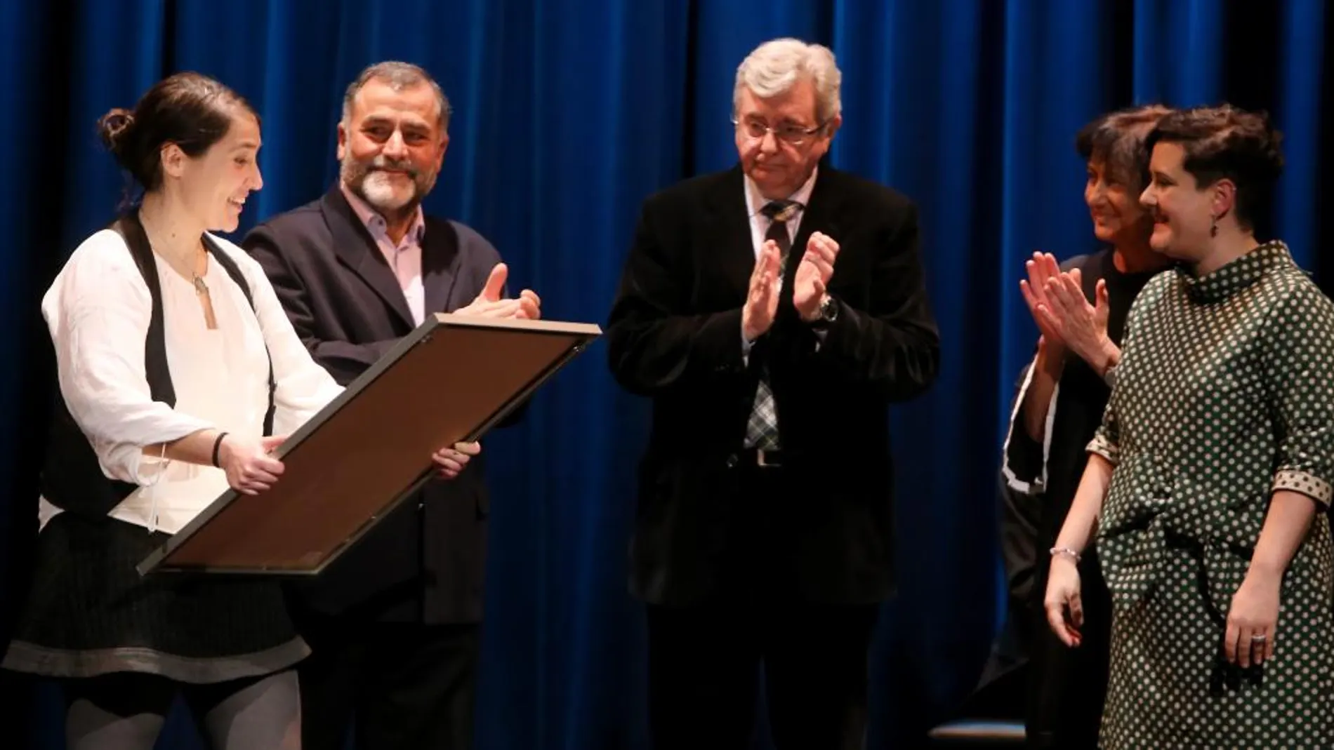Elena Álvarez Mellado recibe el Premio Miguel Delibes de manos de la presidenta de la APV, Arancha Jiménez, en presencia de Elisa Delibes y Alejandro Menéndez