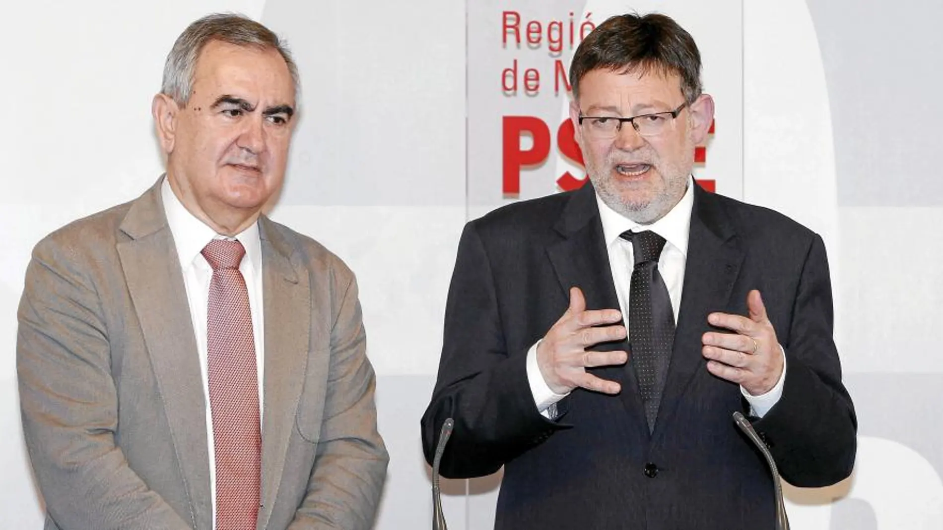 González Tovar y Ximo Puig, ante los dirigentes socialistas murcianos y valencianos en la reunión de ayer