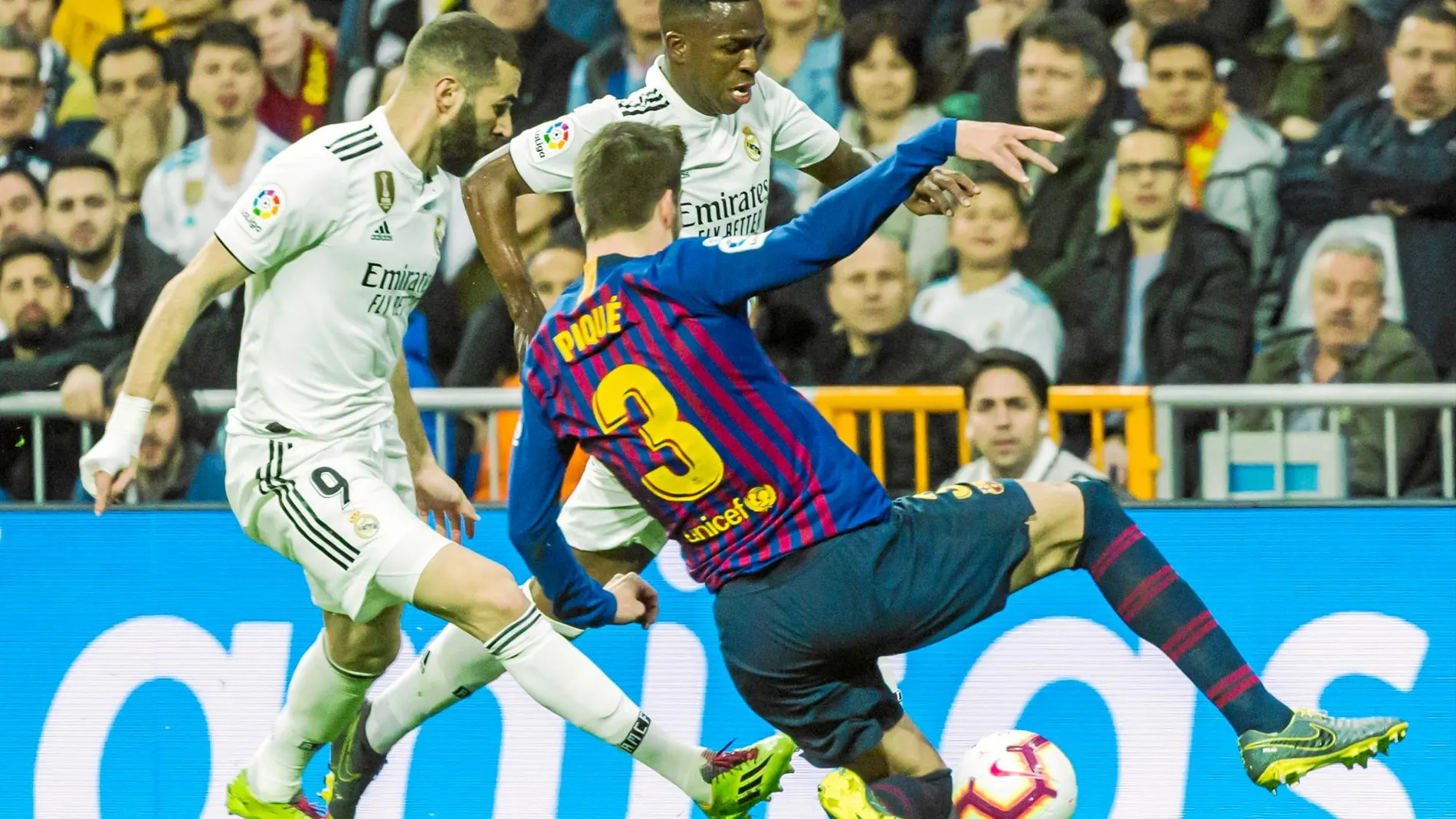 Piqué se lanza al suelo para intentar detener el avance de Vinicius y Benzema