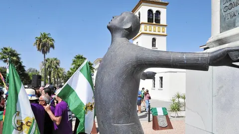 El monumento a Blas Infante en el lugar de su fusilamiento se llenó de flores y banderas andaluzas