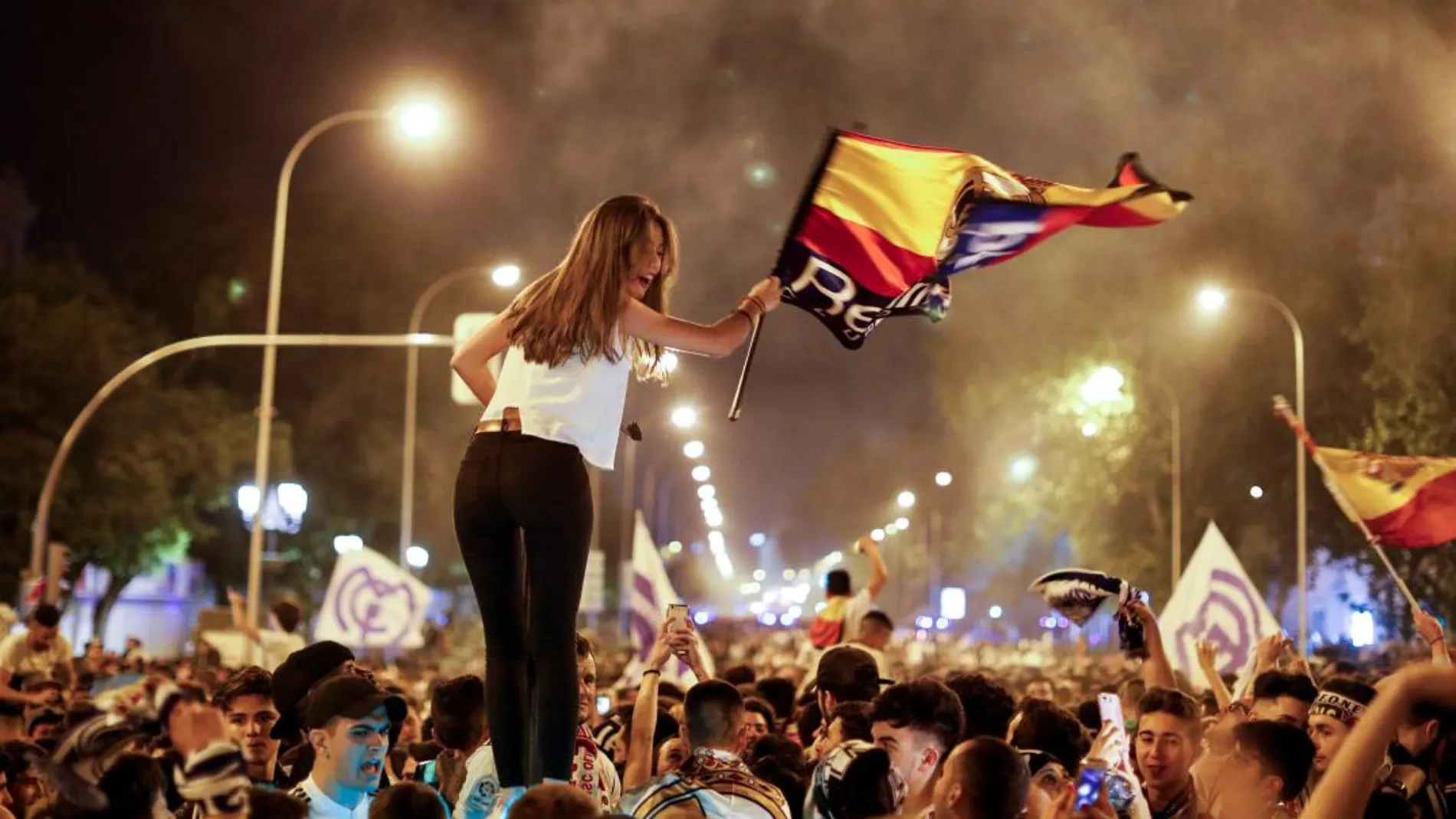 Los aficionados celebran el Triunfo del Real Madrid en Cibeles. Foto: Reuters