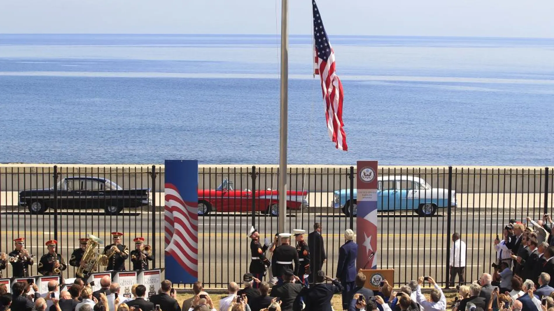 Imagen de archivo del izado de la bandera de EEUU en la embajada del país en La Habana, Cuba