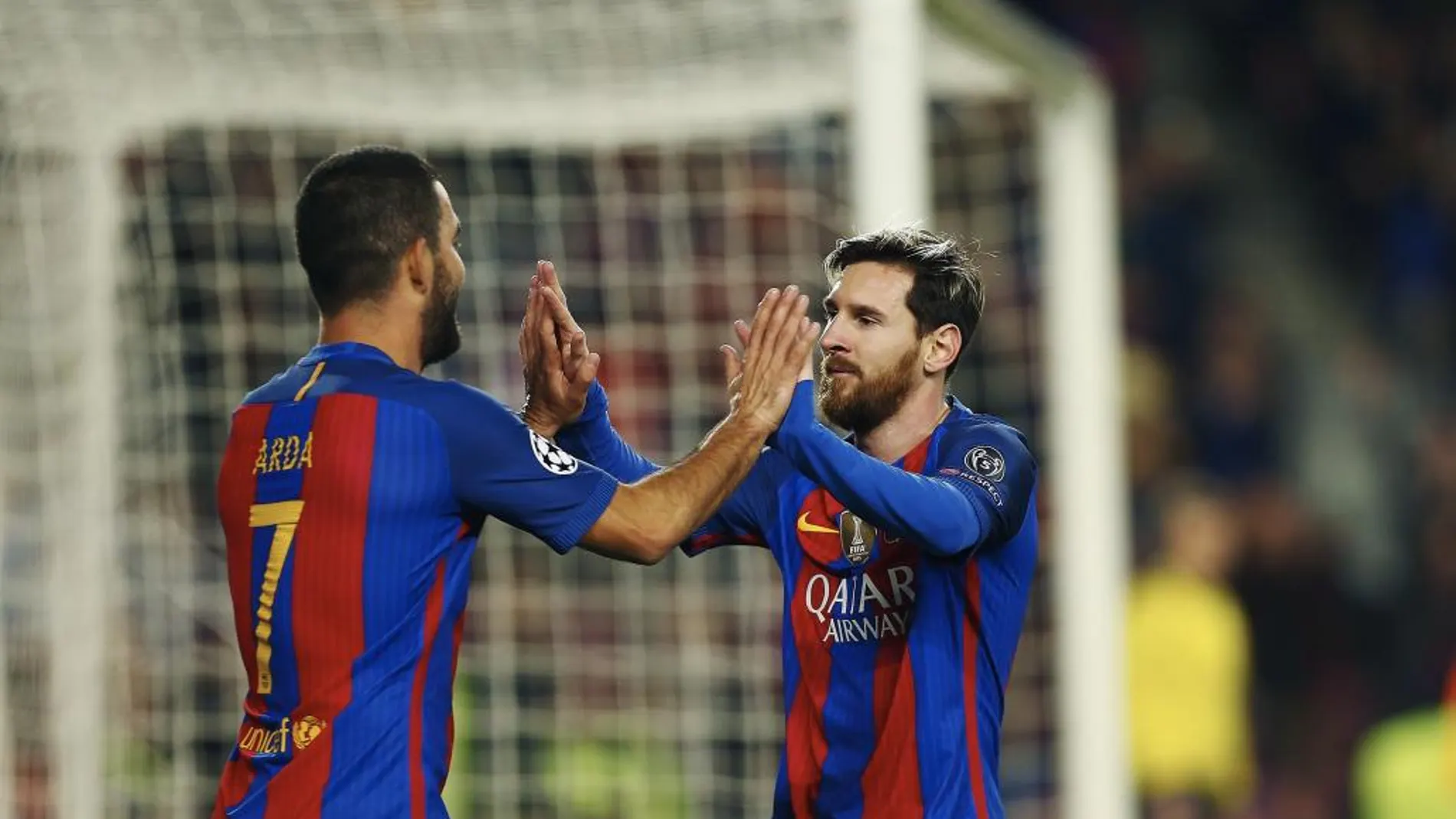 El delantero argentino del FC Barcelona Lionel Andrés Messi (d) celebra con su compañero, el turco Arda Turán, el gol marcado ante el Borussia Monchengladbach, el primero del equipo