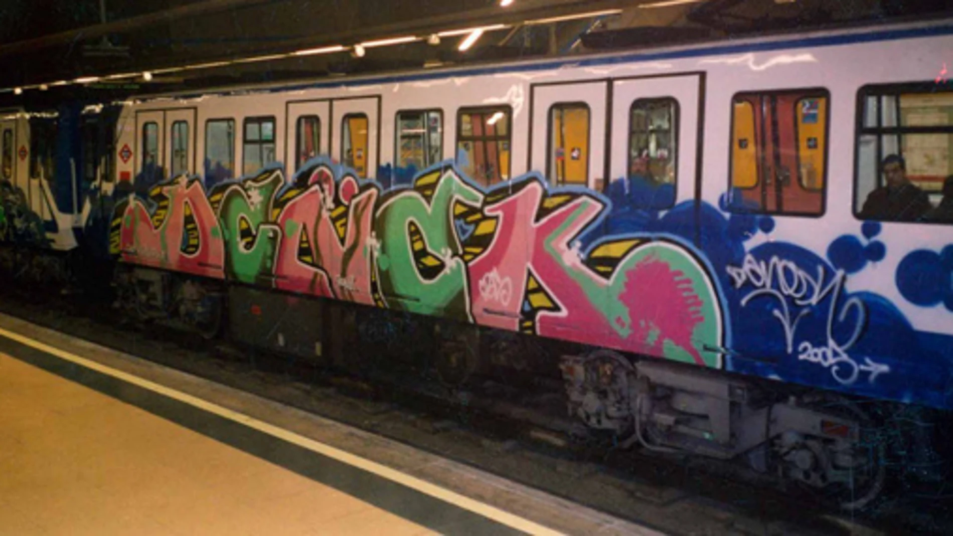 Los grafitis en el Metro generan gastos de millones de euros para su limpieza