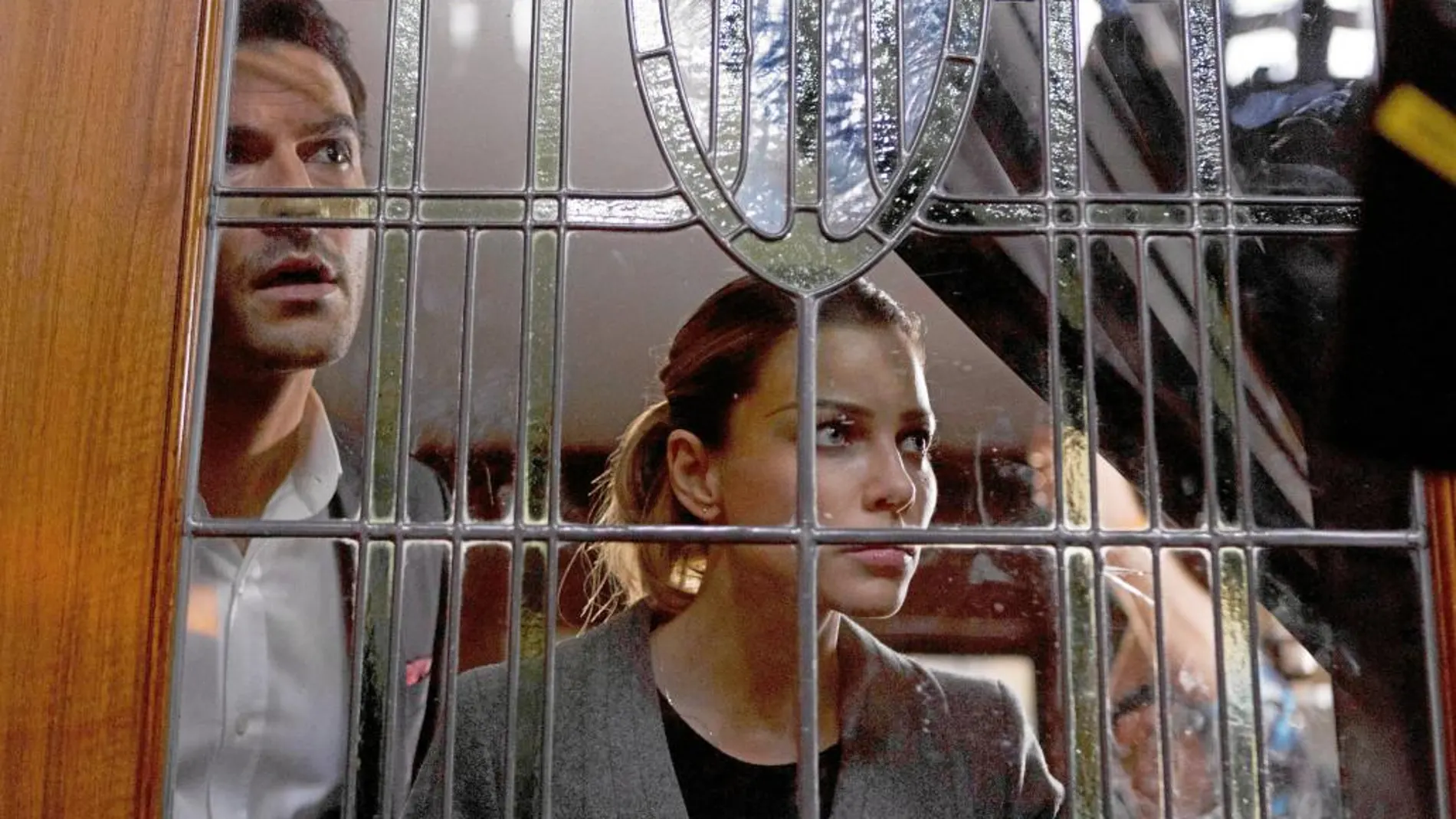 Los actores Tom Ellis y Lauren German en una imagen del último episodio de la ficción