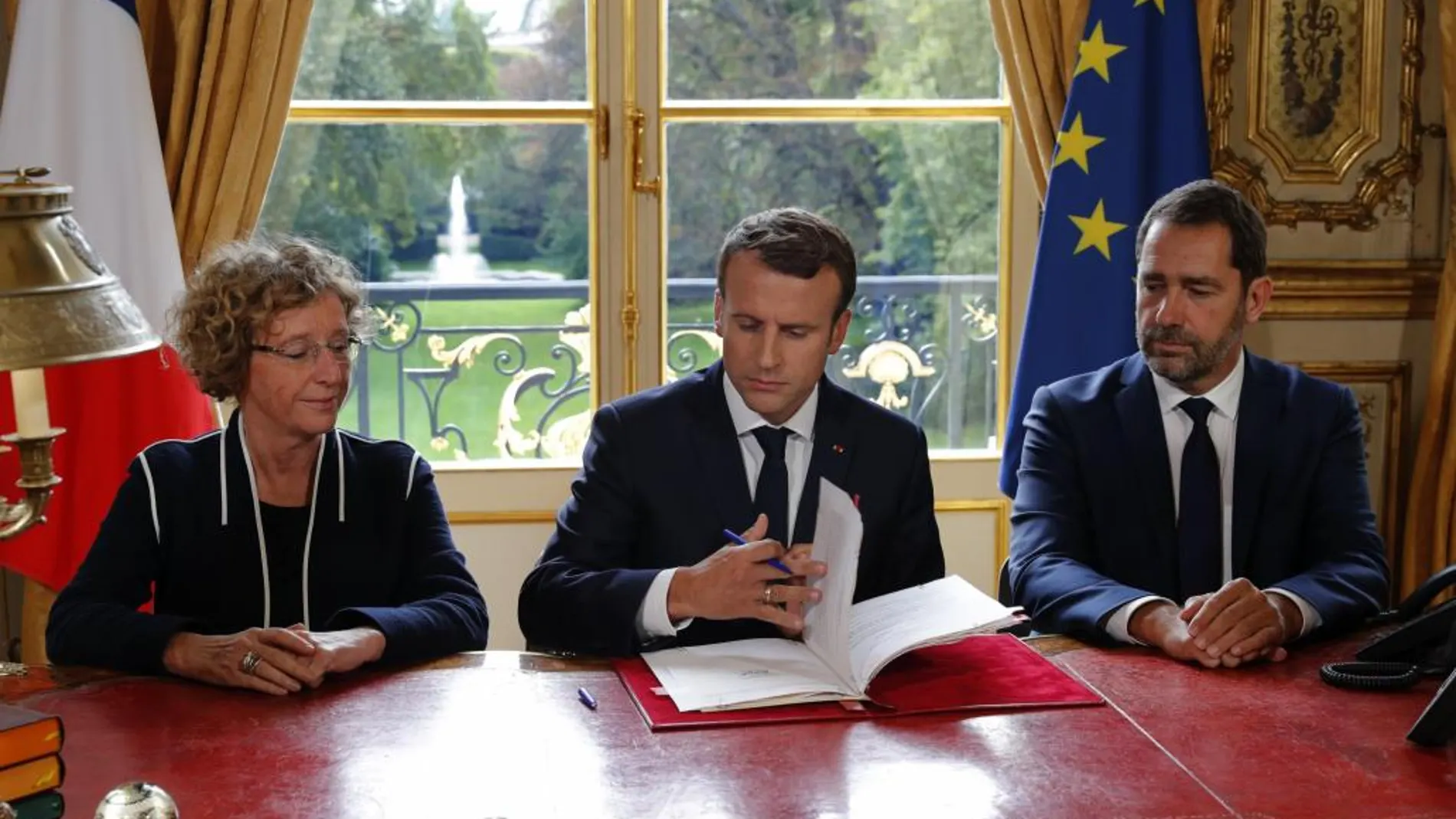 El presidente francés, Emmanuel Macron, firma la reforma para flexibilizar el mercado laboral, una de las principales promesas de su programa, al término del Consejo de Ministros