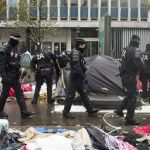 Agentes de policía galos inspeccionan las tiendas de campaña tras el desalojo del campamento en el distrito 19 de París