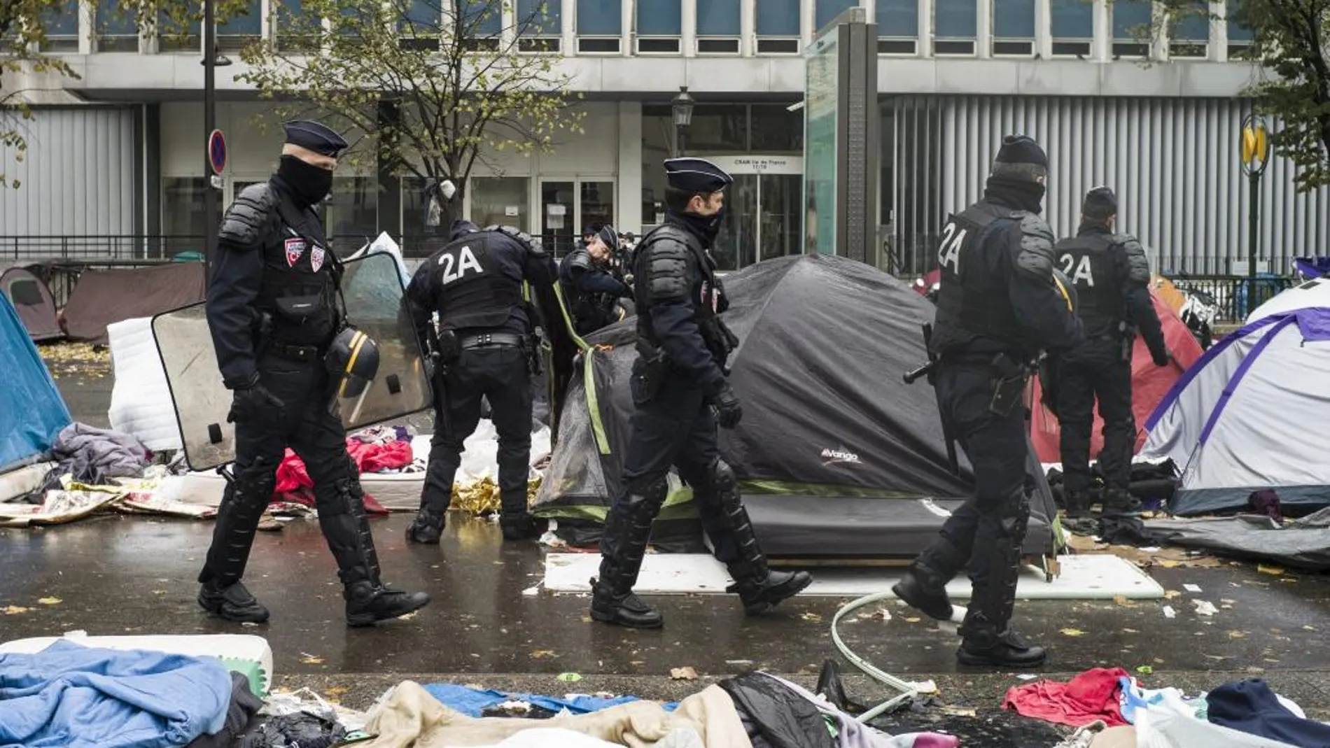 Agentes de policía galos inspeccionan las tiendas de campaña tras el desalojo del campamento en el distrito 19 de París