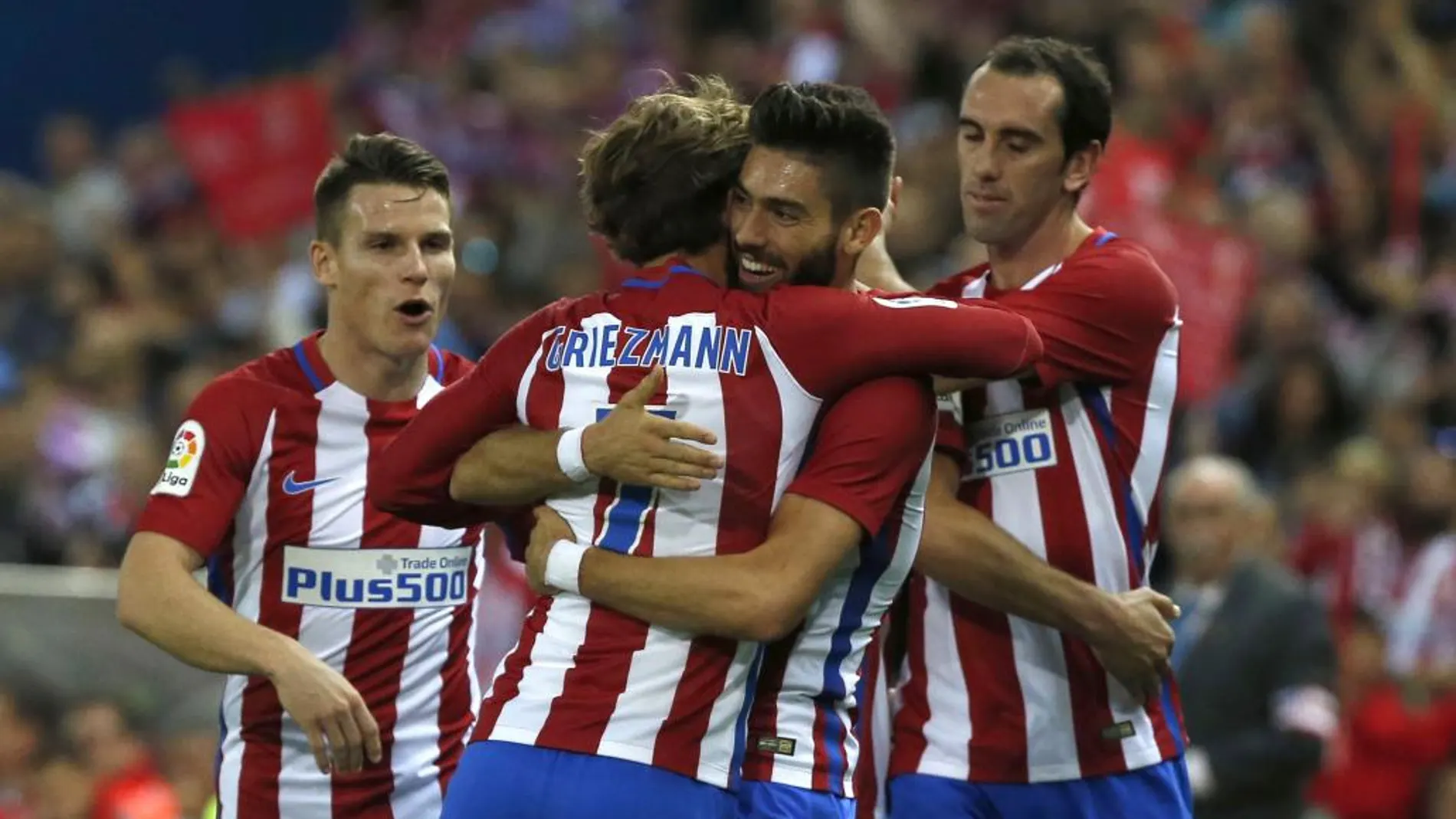 Carrasco recibe la felicitación de sus compañeros tras marcar su tercer gol ante el Granada.