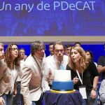 Los pesos pesados del PDeCAT, ayer, soplando la vela de un pastel en su primer cumpleaños como partido político