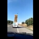 Imagen de la furgoneta con la carga sobre el techo del coche