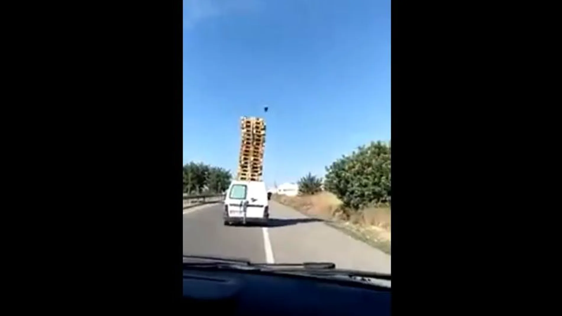 Imagen de la furgoneta con la carga sobre el techo del coche