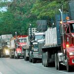 Tráilers cargados con toneladas de ayuda humanitaria llegan ayer a la frontera colombiana con Venezuela en la ciudad de Cúcuta