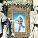 Un retrato de la Madre Teresa de Calcuta en la Plaza de San Pedro del Vaticano.