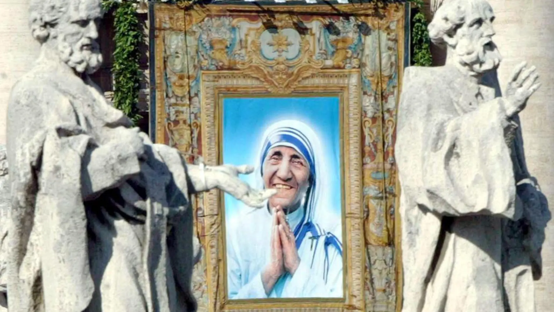 Un retrato de la Madre Teresa de Calcuta en la Plaza de San Pedro del Vaticano.