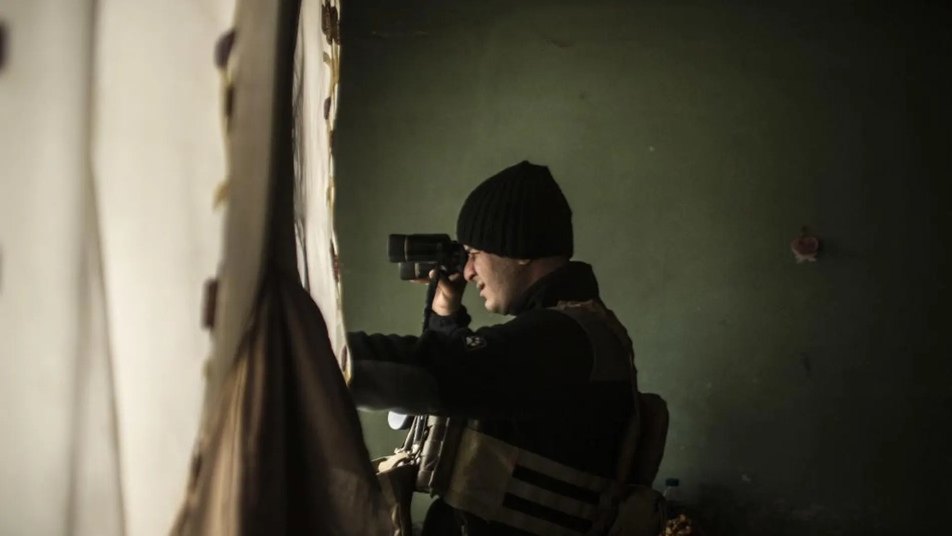 Un miembro de las Fuerzas Especiales iraquíes durante una vigilancia en Mosul