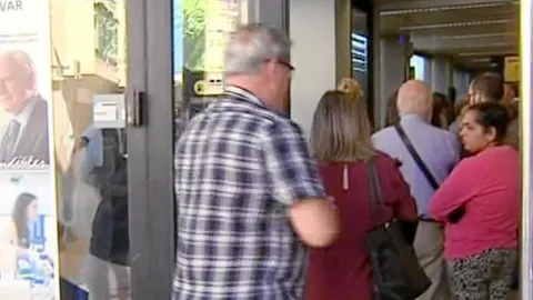 La actividad bancaria en las provincias limítrofes con Cataluña fue frenética ayer. Las dudas sobre el futuro de sus ahorros desplazaron a pueblos de Huesca y Castellón, fundamentalmente, a decenas de ciudadanos, que cambiaron sus ahorros de entidad por «si acaso»