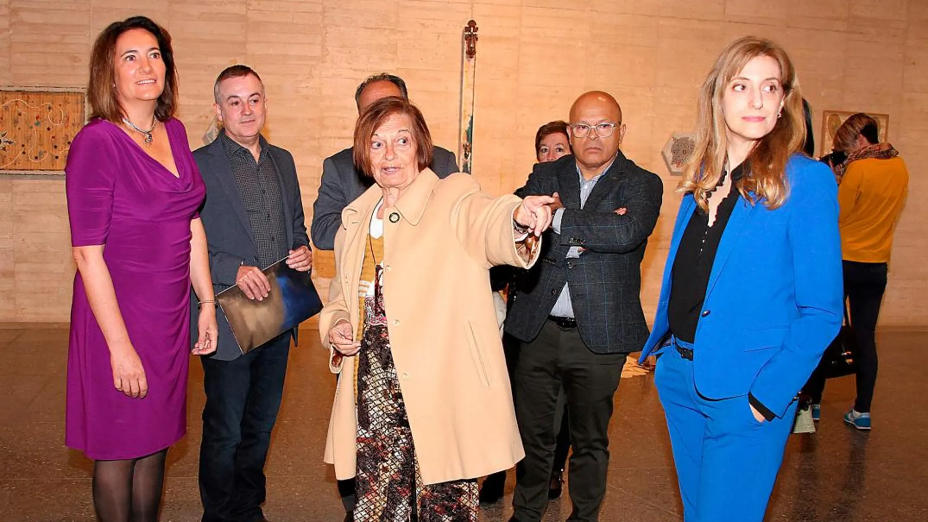 García-Cirac y Mar Sancho con el director del Musac,, Manuel Olveira, la artista Teresa Gancedo, el subdelegado del Gobierno, Faustino Sánchez