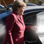 La canciller alemana, Angela Merkel, llega a una nueva reunión de las negociaciones previas para la formación de gobierno en Berlín (Alemania)
