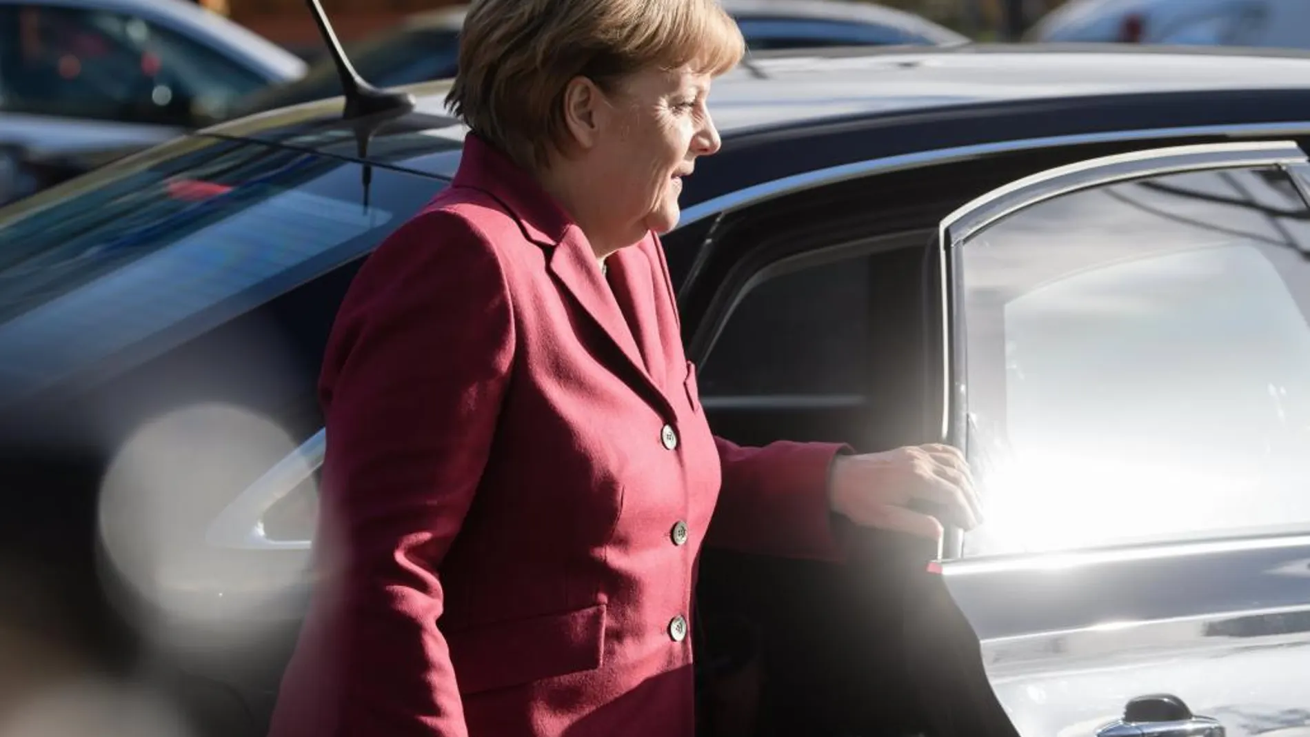 La canciller alemana, Angela Merkel, llega a una nueva reunión de las negociaciones previas para la formación de gobierno en Berlín (Alemania)