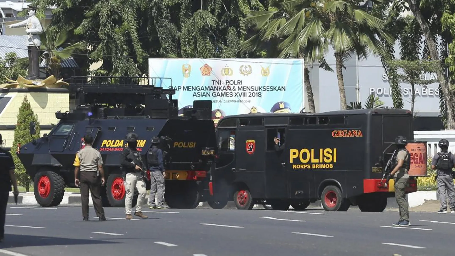 Vehículos de policía junto a la comisaría atacada hoy en Surabaya / Ap