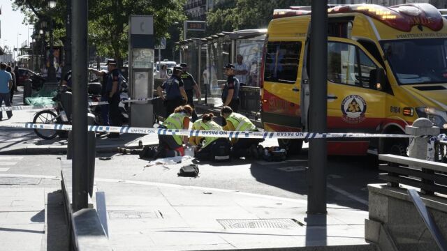 La víctima, de 58 años, cayó de la bicicleta y acabó bajo el camión en la confluencia de las calles Alcalá y Marqués de Cubas, en la confluencia con Gran Vía