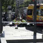 La víctima, de 58 años, cayó de la bicicleta y acabó bajo el camión en la confluencia de las calles Alcalá y Marqués de Cubas, en la confluencia con Gran Vía