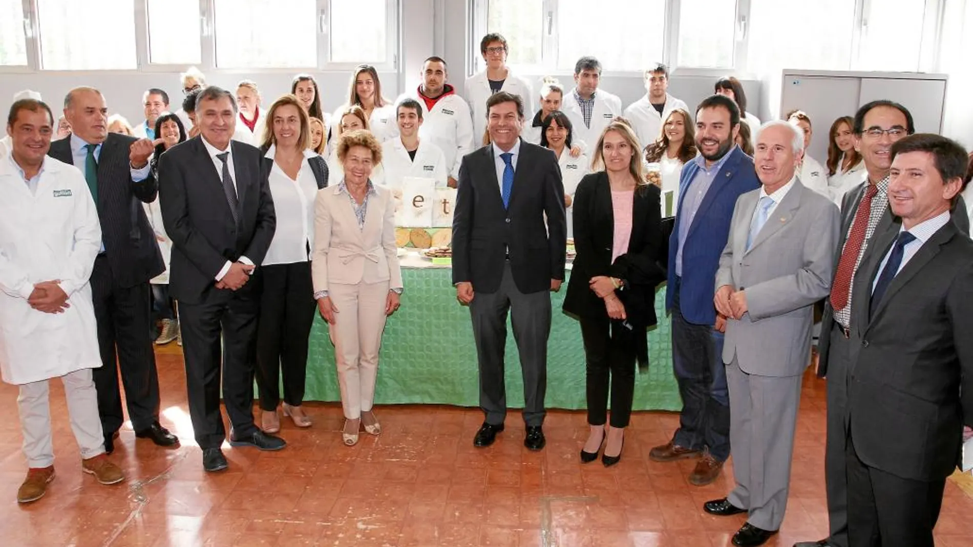 Fernández Carriedo junto a Teresa Rodriguez, Juan Miguel Martinez Gabaldón, Ángeles Armisén y los alumnos del centro