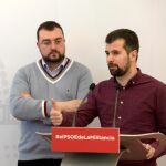 Tudanca atiende a los periodistas tras mantener una reunión con el secretario general del PSOE de Asturias, Adrián Barbón