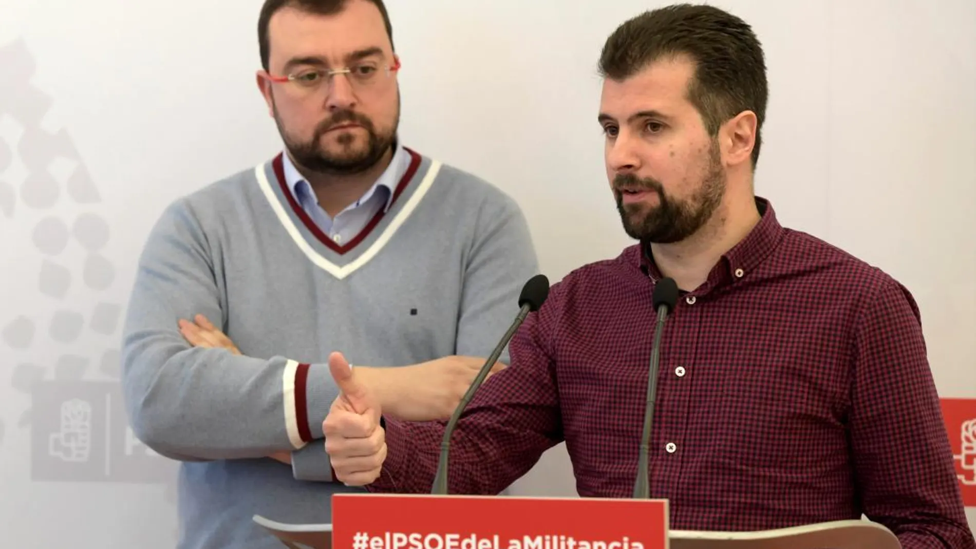 Tudanca atiende a los periodistas tras mantener una reunión con el secretario general del PSOE de Asturias, Adrián Barbón