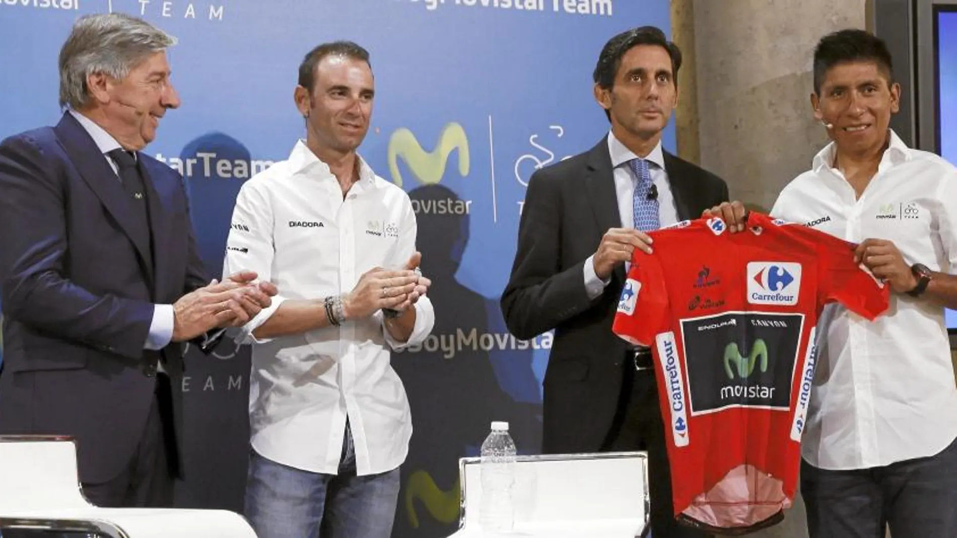Nairo hace entrega del maillot rojo al presidente de Telefónica en presencia de Eusebio Unzué y Alejandro Valverde